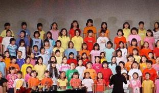 小学生のコンサートの写真