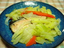サケと野菜の蒸し焼きの写真