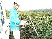 化粧ナラシの機械を持つオトウ