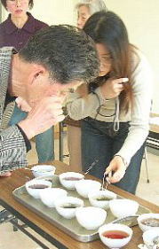 お茶を飲み較べる世界の茶を楽しむ会メンバーの写真